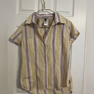 The North Face button down shortsleeved blouse perfect for hiking w/ 3 pockets